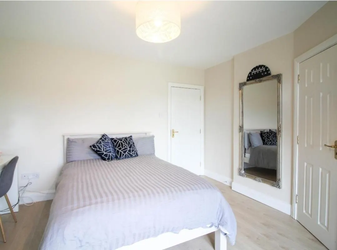 Stylish Spacious 4 Bedroom House location